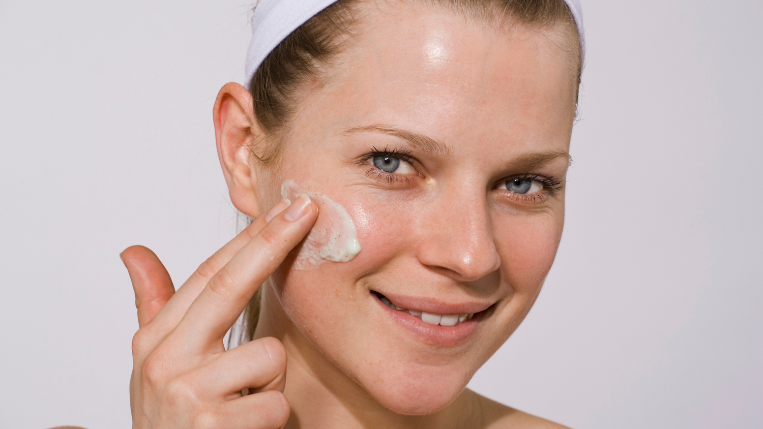 Dry and Dehydrated Skin: 5 Reasons Why Moisturizers Should Be a Part of Your Daily Skincare